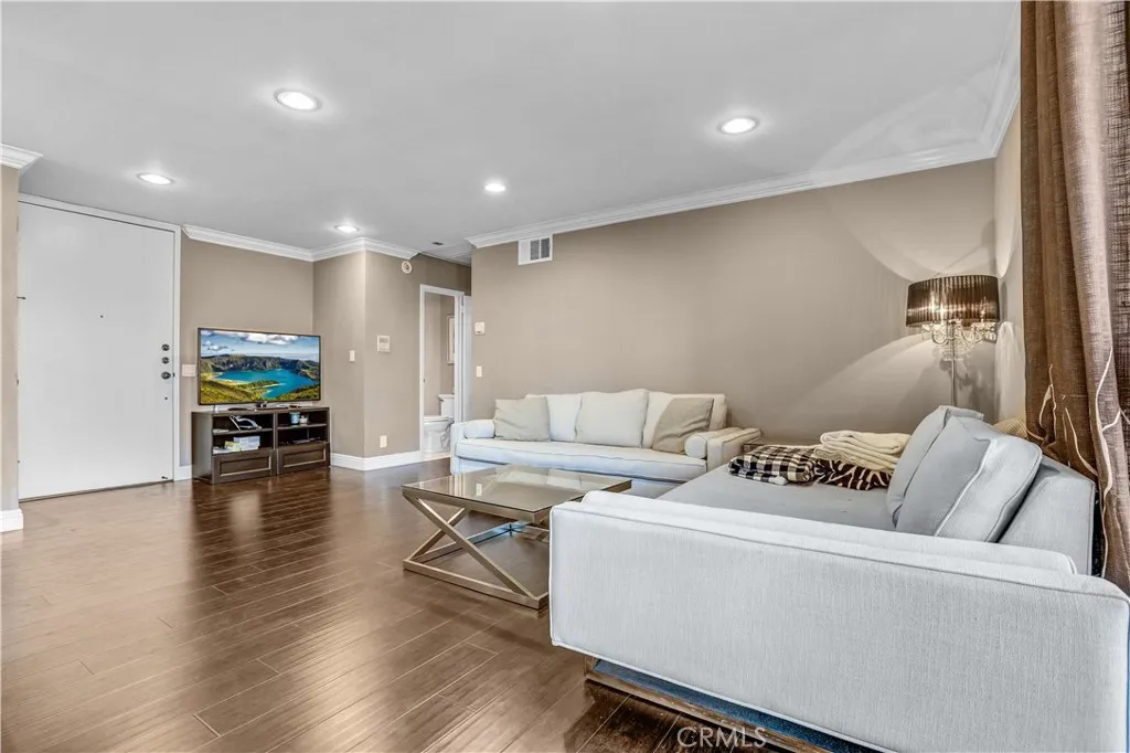 100 S Doheny Drive 315, Los Angeles, California 90048 home-pic-2